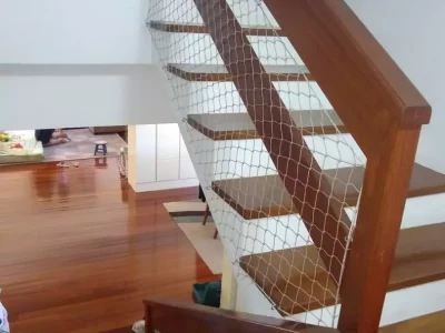 Redes de proteção para escadas e mezaninos