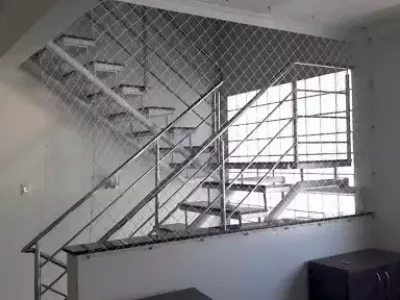 Redes de proteção para escadas e mezaninos